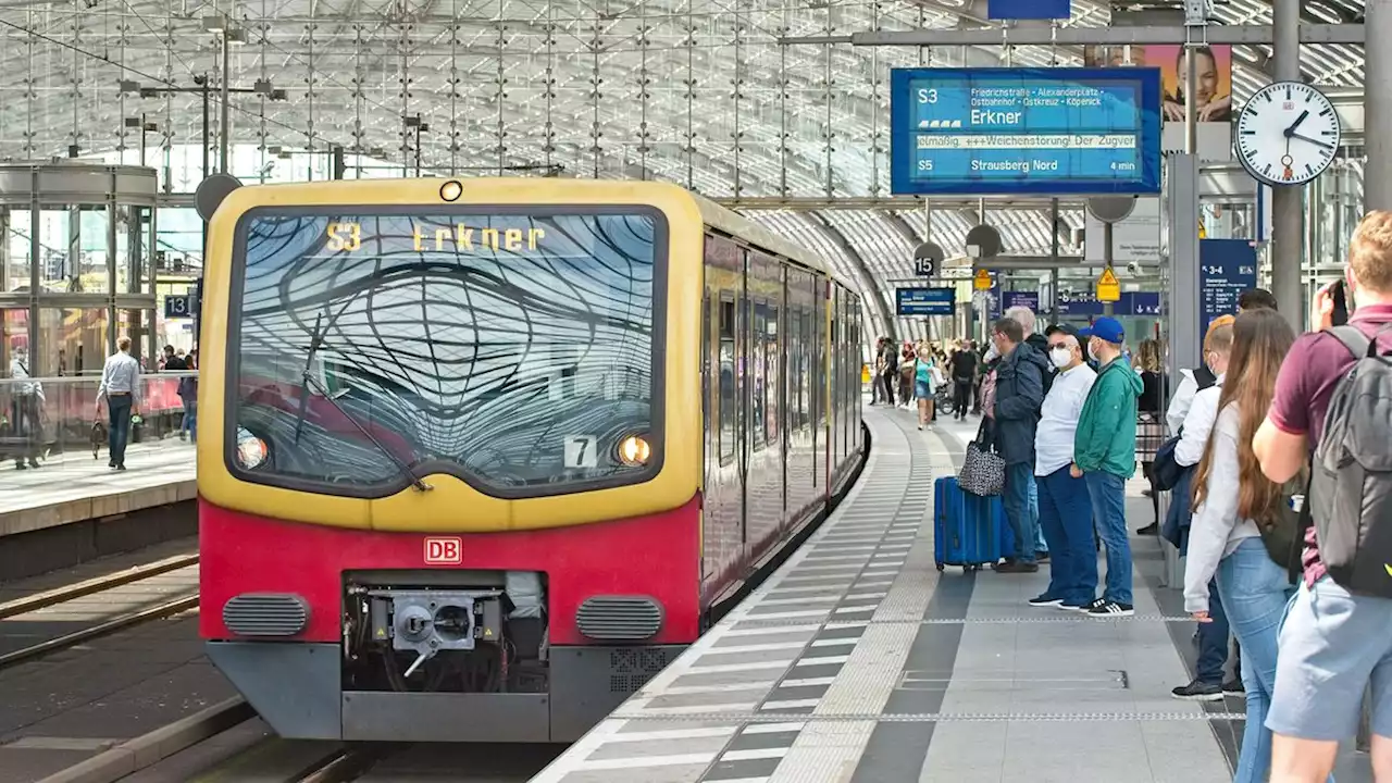 Köpenick: Unbekannter sticht Reisendem in der S-Bahn mehrfach mit Schere ins Gesicht