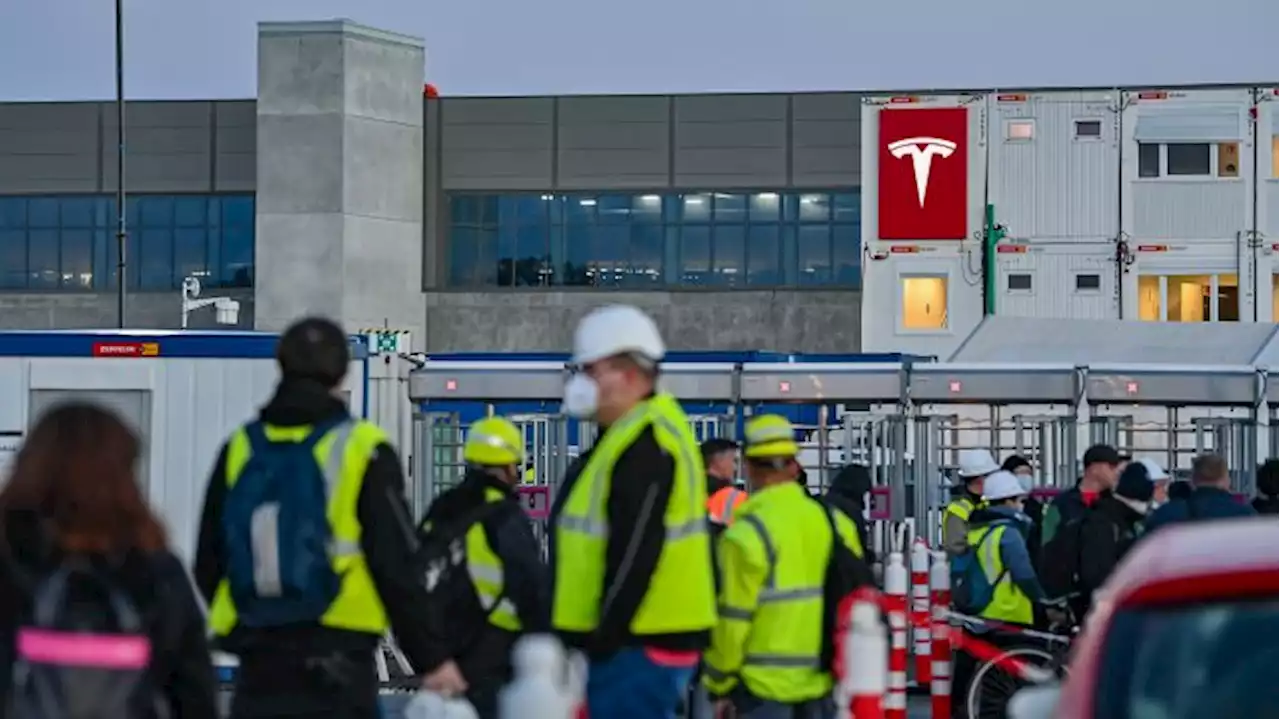 Wie Tesla in Grünheide dem Fachkräfte-Mangel begegnet