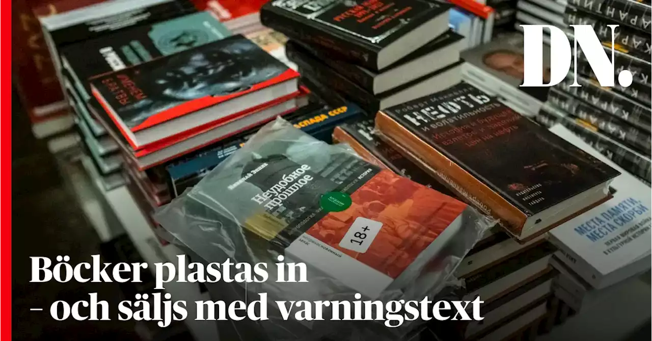 Internationella bästsäljare plastas in – och säljs med varningstext