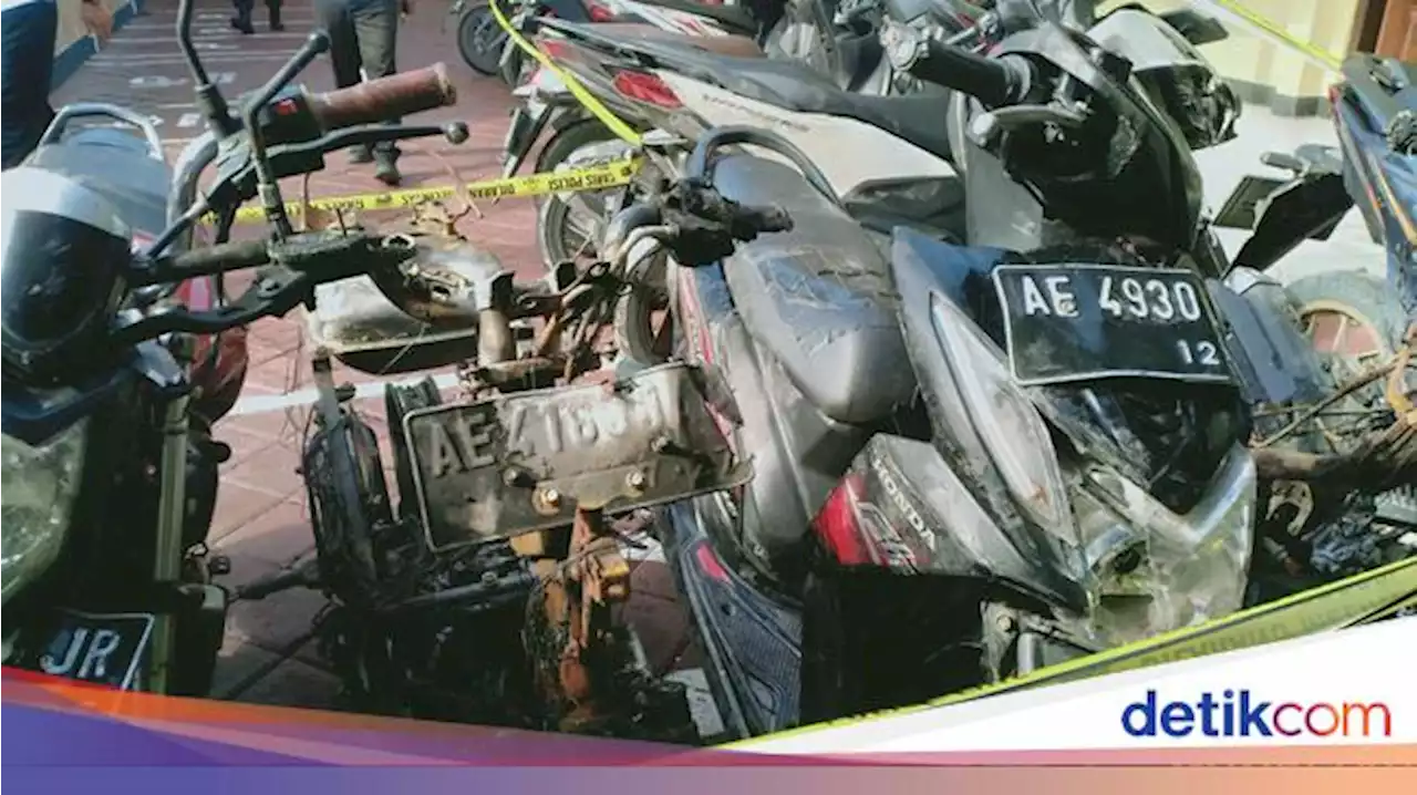 Penampakan Motor Dibakar-Rusak Saat Tawuran Antarpesilat di Ngawi