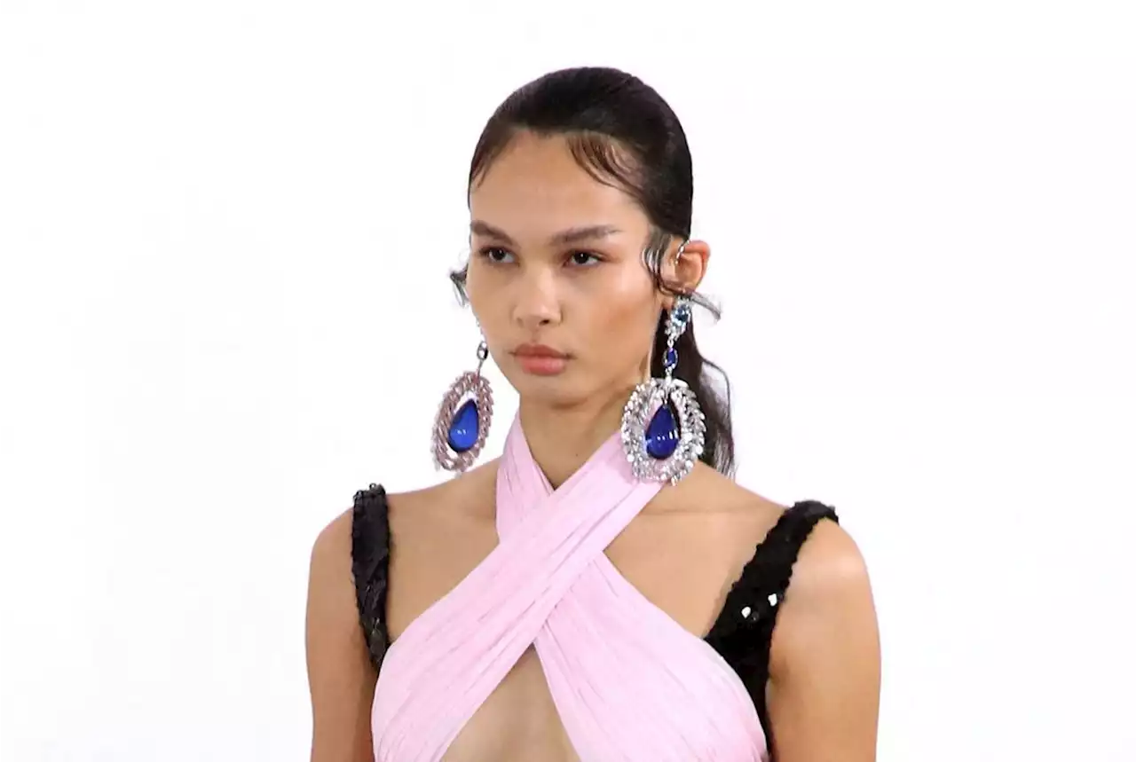 Adieu baby hairs, place aux sideburns la tendance du moment… Zoom sur les rouflaquettes vues chez Giambattista Valli