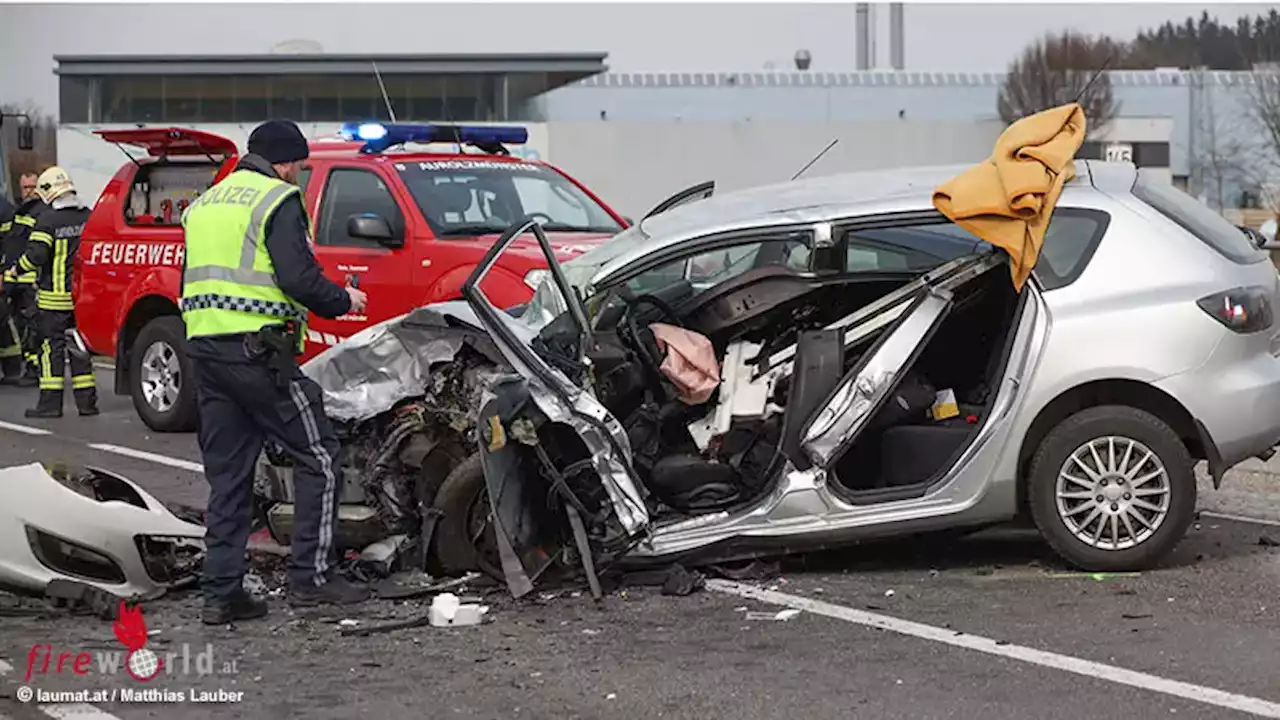 Oö: Eingeklemmte nach Frontalzusammenstoß auf der B 143 bei Aurolzmünster