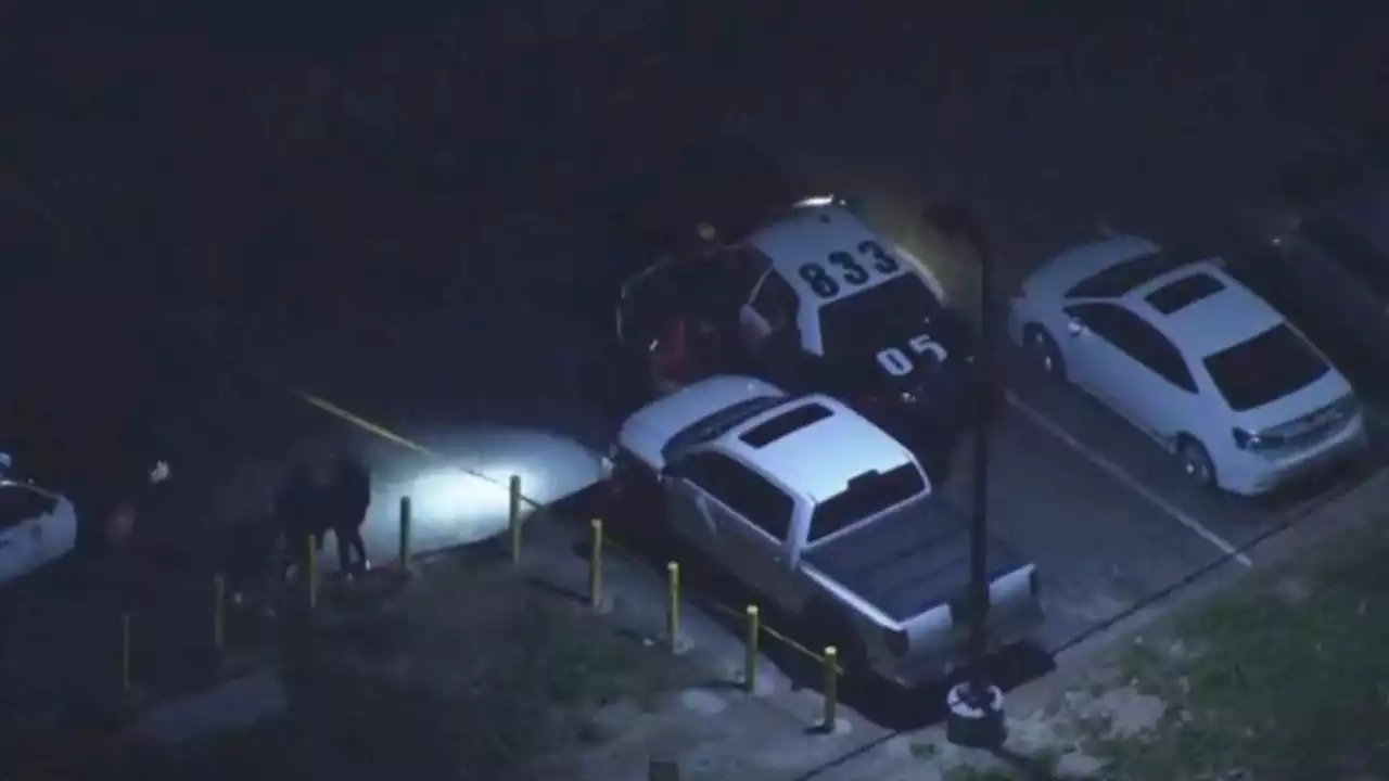 California suspects sought after 5 shot at Los Angeles-area beach