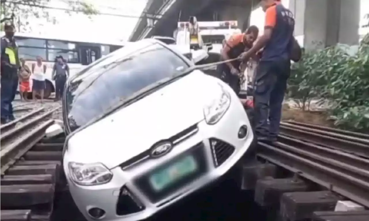 Biyahe ng PNR sa Maynila, naantala dahil sa kotseng bumalandra sa riles