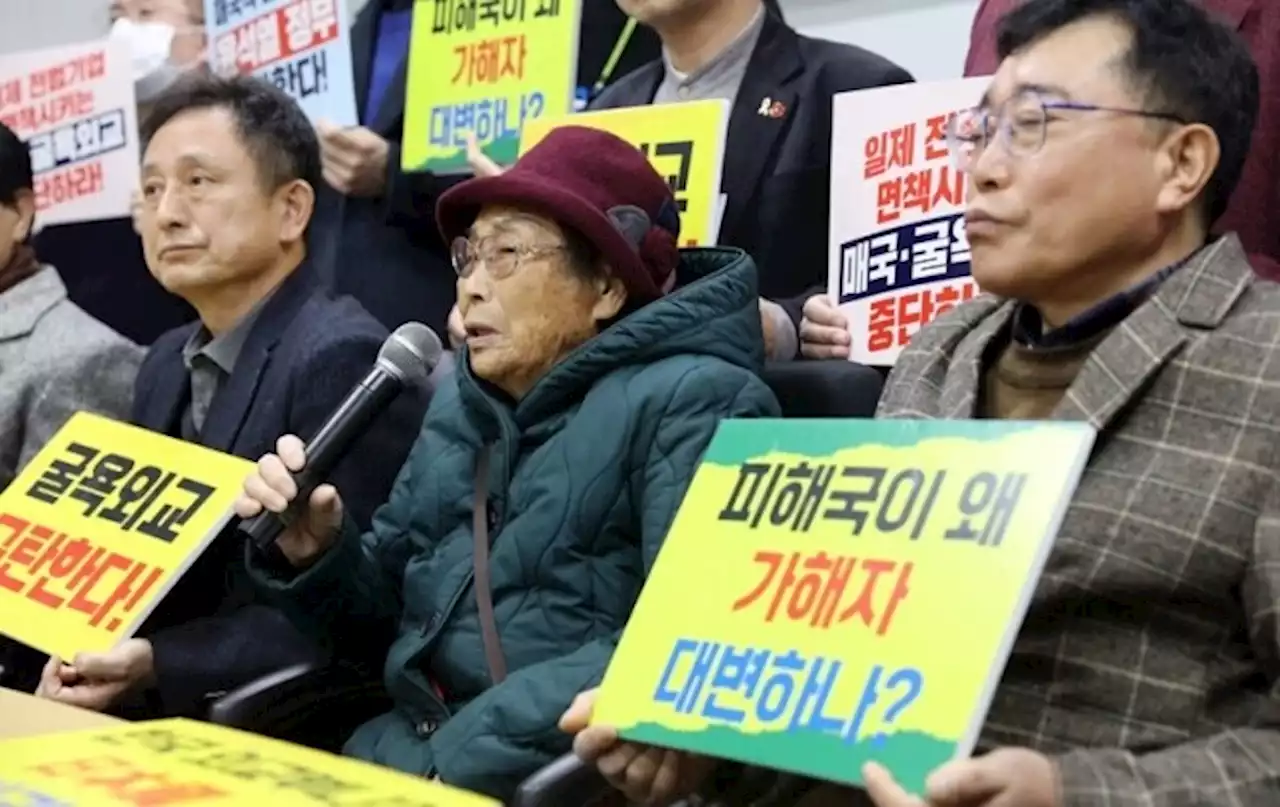 일 정부·기업과 싸우던 피해자들, 한국 정부와 ‘법정다툼’ 할 판