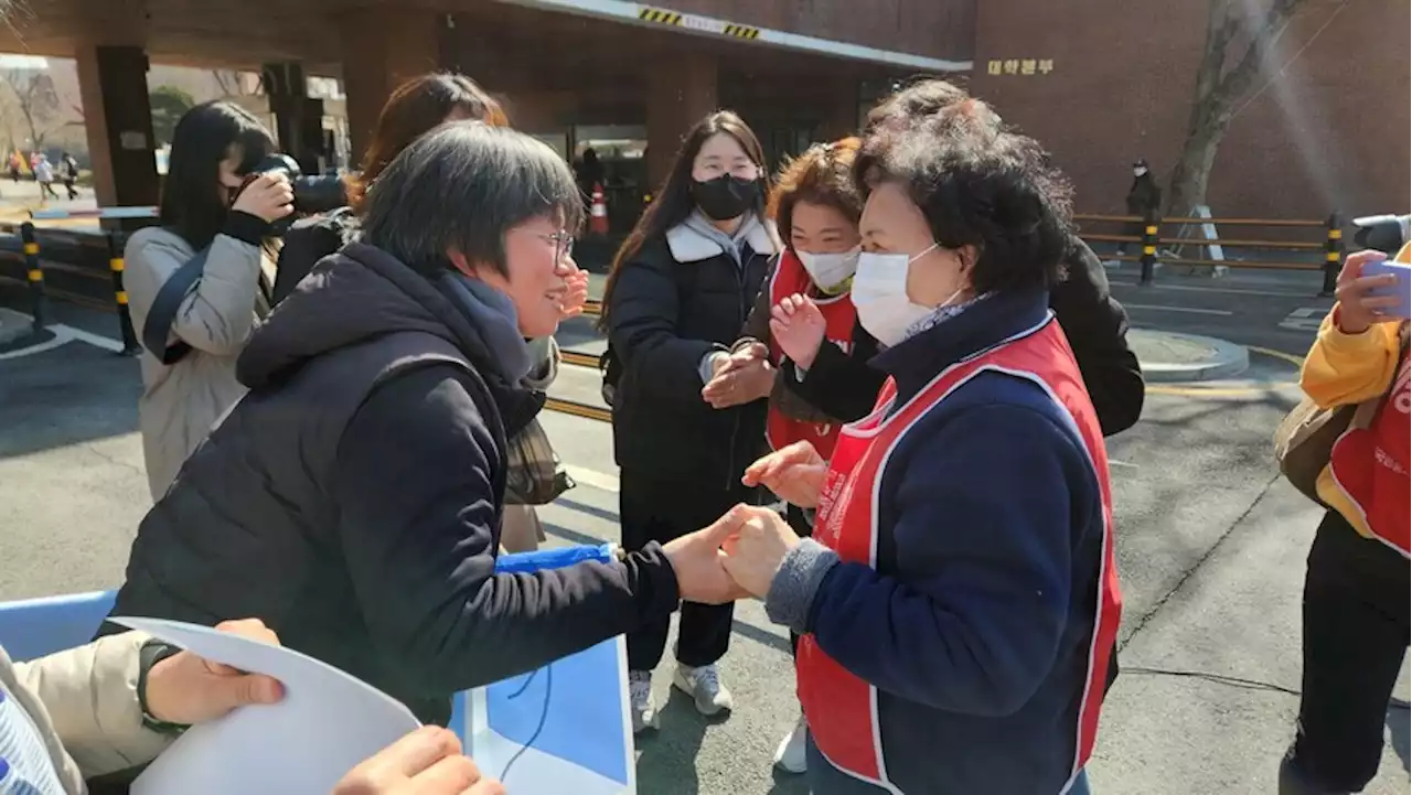 “김건희 총장, 악질적 노조 탄압 그만”…덕성여대 졸업생들 나섰다