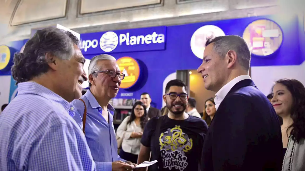 Alejandro Murat presenta su libro 'Más Oaxaca en el Mundo' en la FIL de Minería