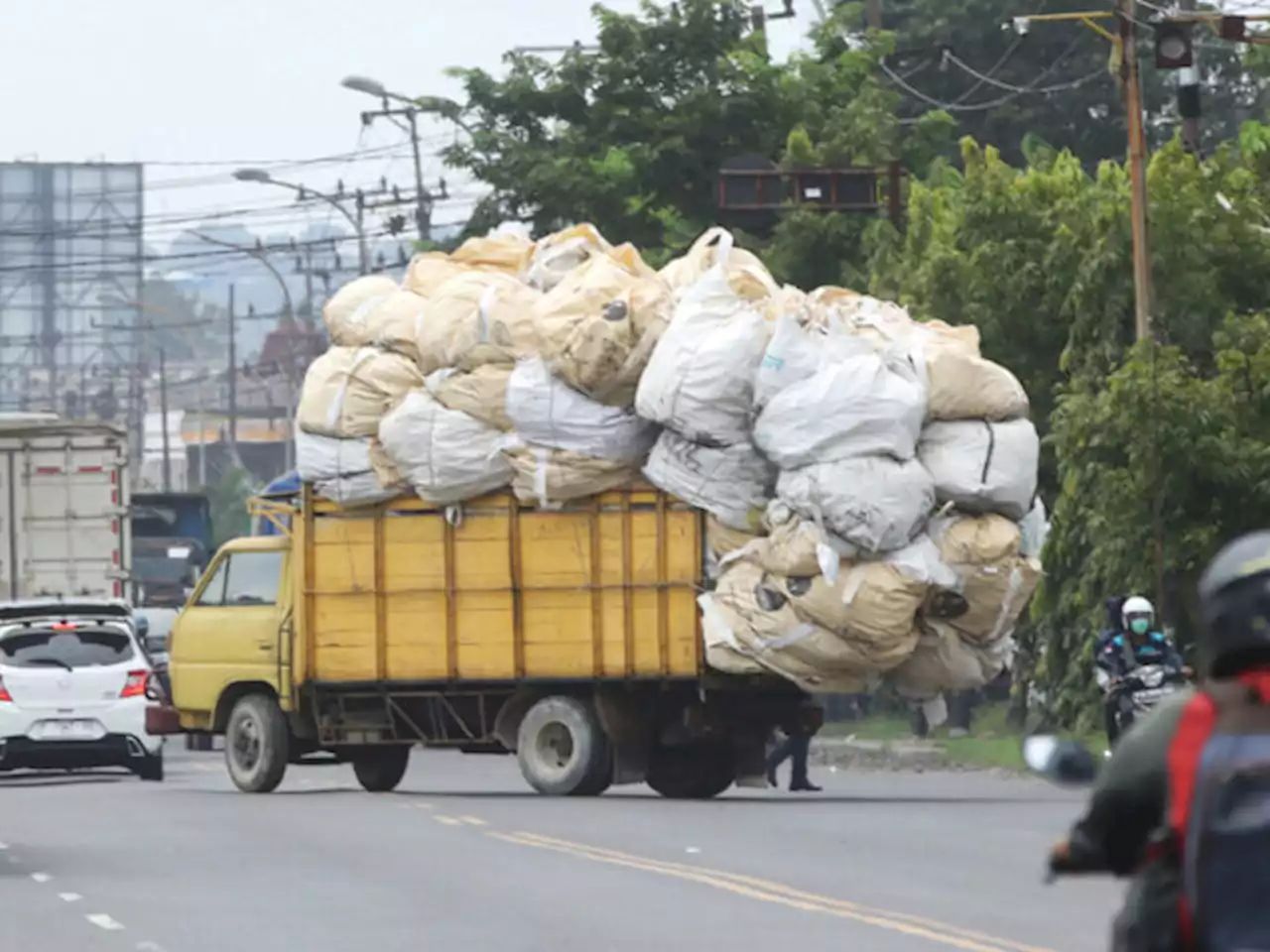 Bahaya dan Bikin Macet, Truk ODOL Masih Berseliweran di Jalanan Gresik