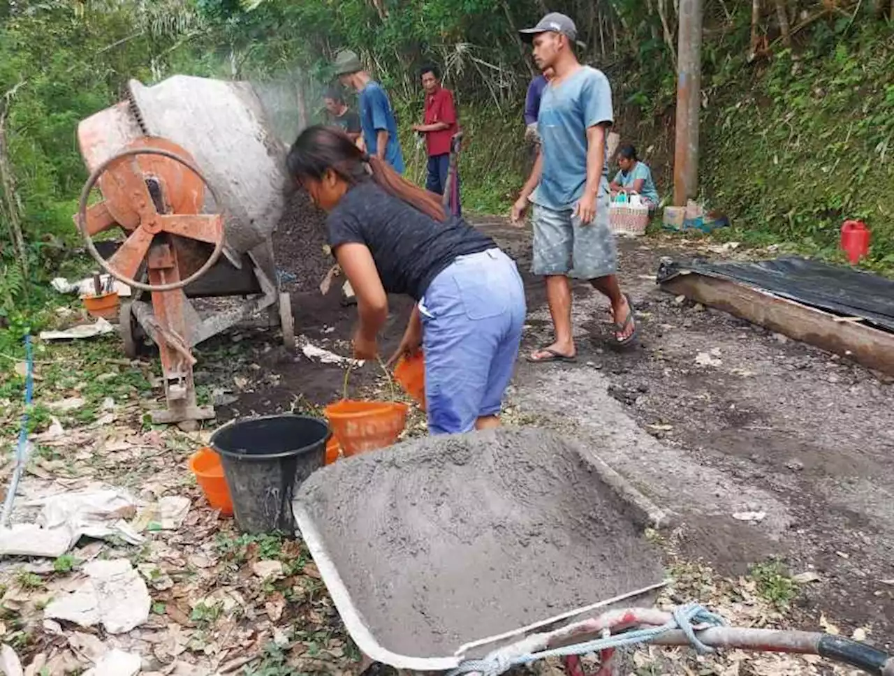 Tak Kunjung Ada Perbaikan, Warga Galang Dana Perbaiki Sendiri Jalan Kalanganyar-Yeh Kori