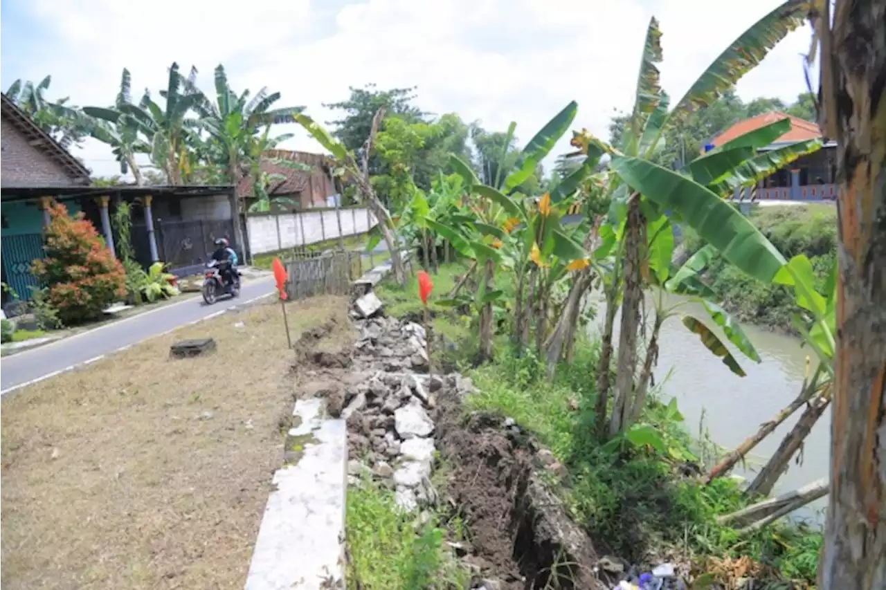 Tanggul Sungai Dekat Jembatan Ambrol, Tawang Asri Terancam Banjir