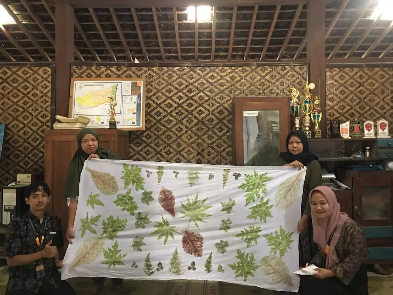 Mahasiswa KKN UAD Gelar Pelatihan Batik Ecoprint untuk Ibu-Ibu PKK