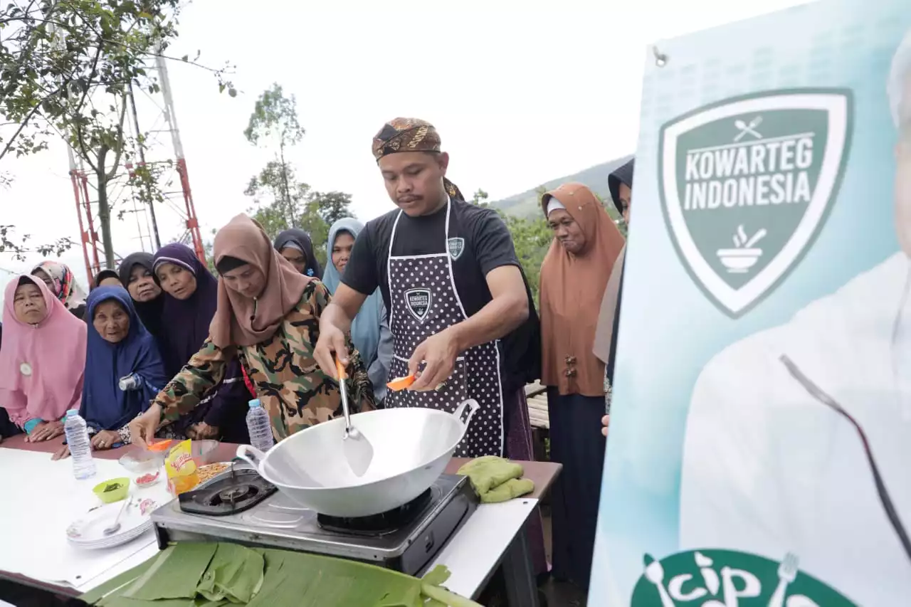 Sukarelawan Ganjar Pranowo Kowarteg Gelar Demo Masak dan Bagi-bagi Panci di Sukabumi