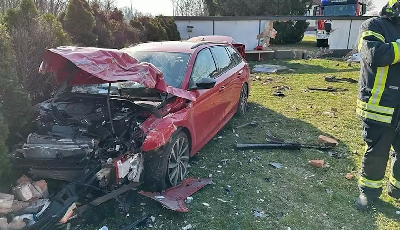 Kinder spielten: Auto krachte durch Gartenzaun!