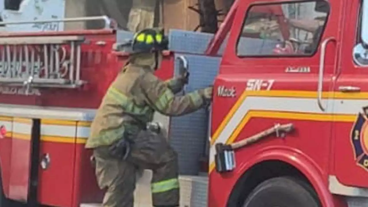 Equipos de emergencia responden a incendio en una casa de la San Rafael, Chihuahua