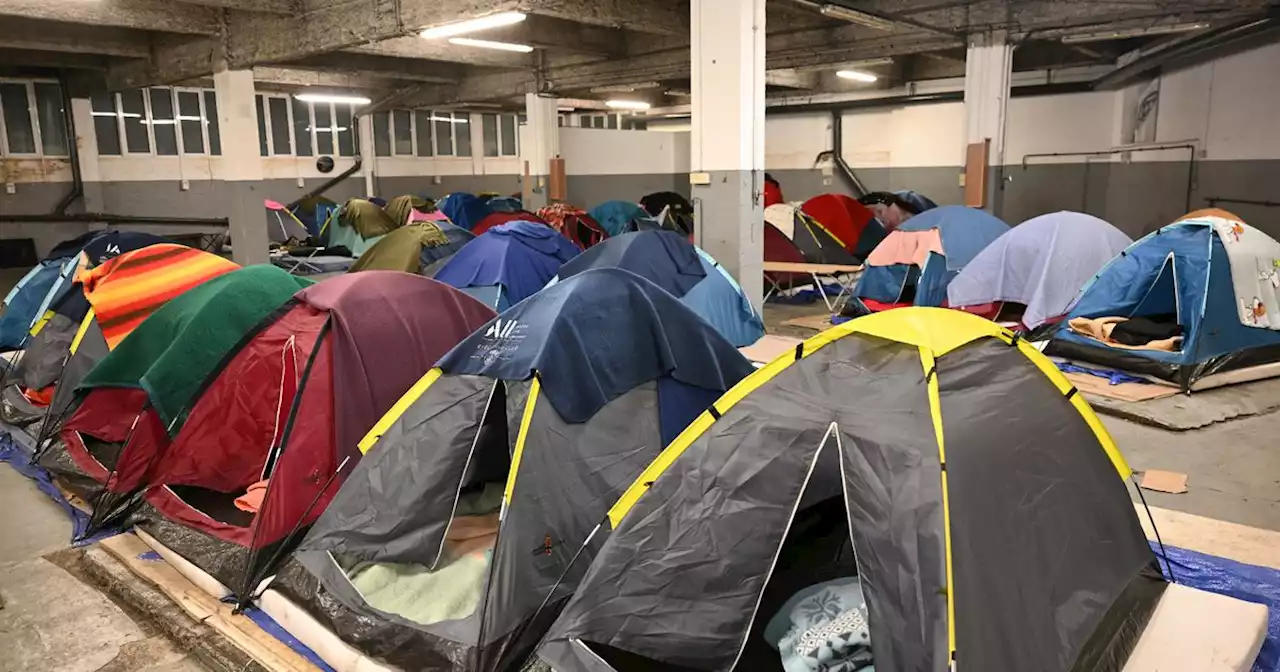 Dans un parking parisien, la survie de migrants à l'abri des regards