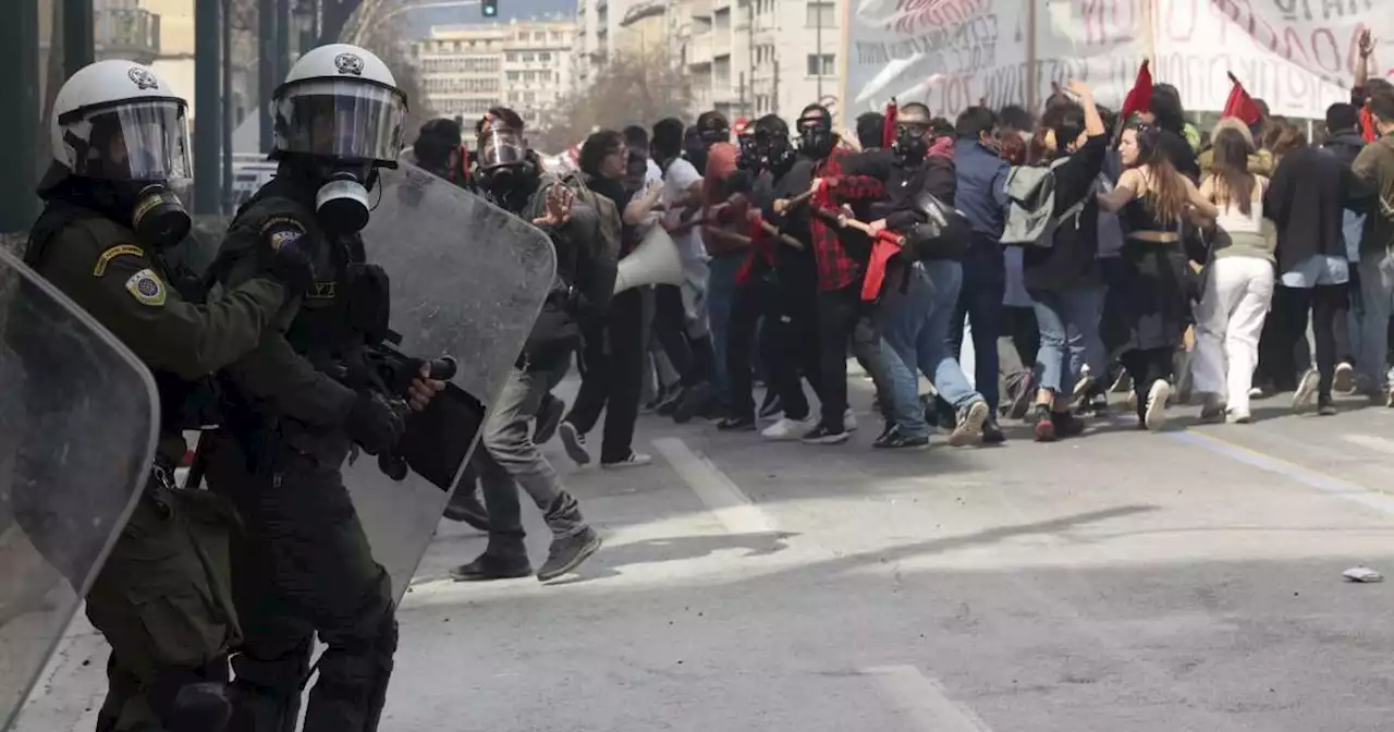 A Athènes, violents heurts entre policiers et manifestants après la catastrophe ferroviaire