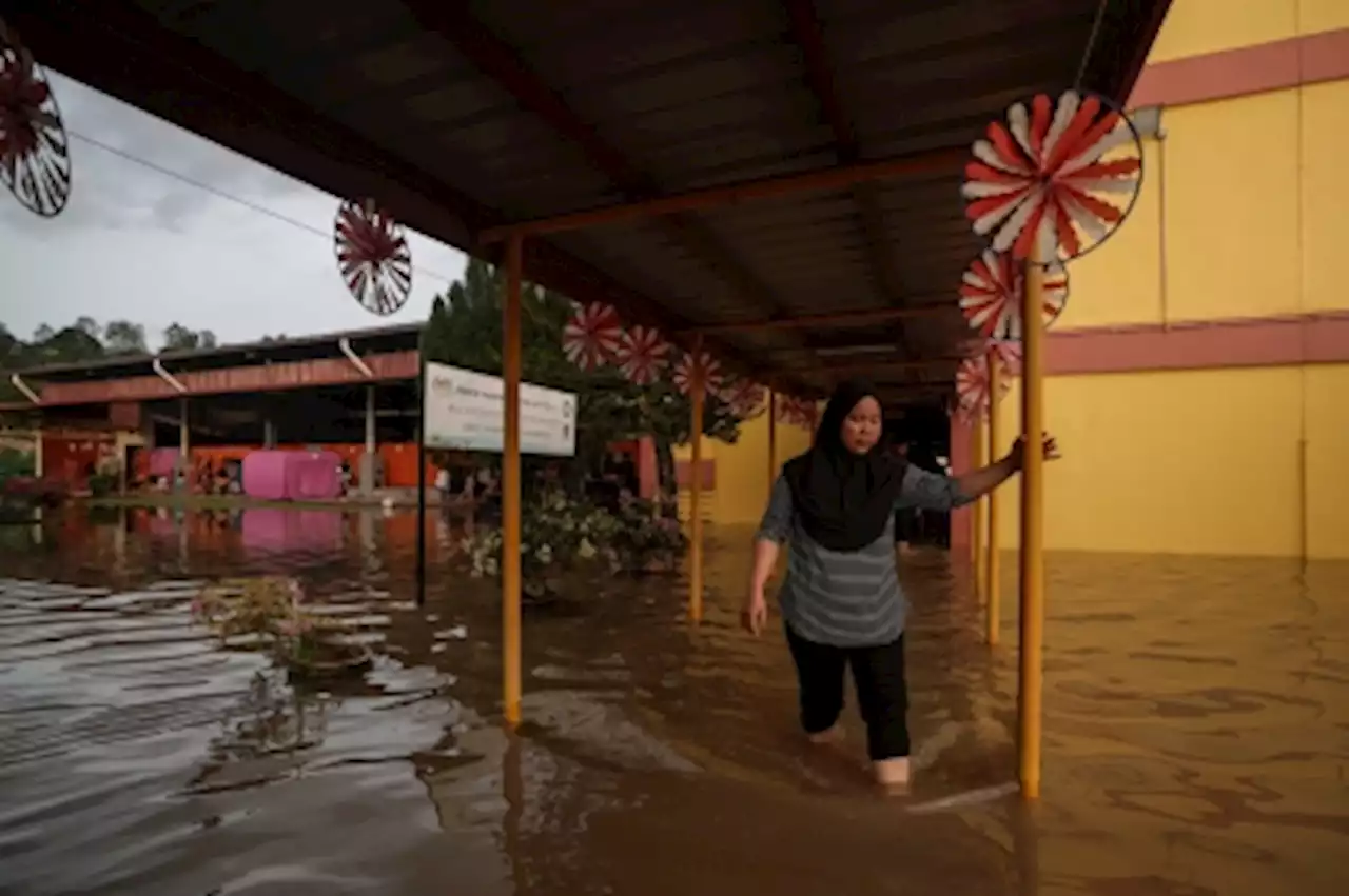 Floodwater level in Batu Pahat rises, police urge public to be vigilant