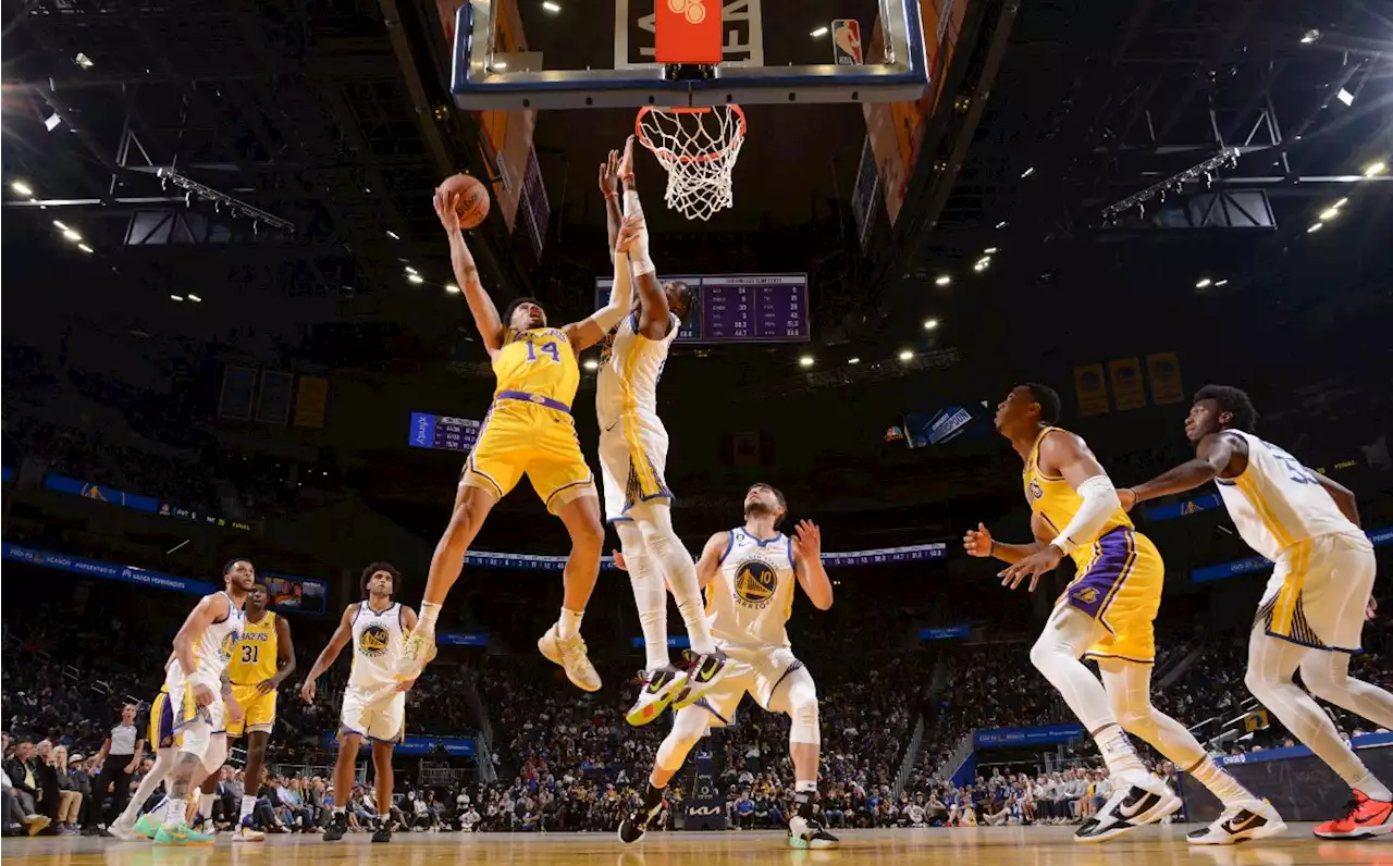 Lakers derrotan a Warriors y mantienen opciones de Play-in