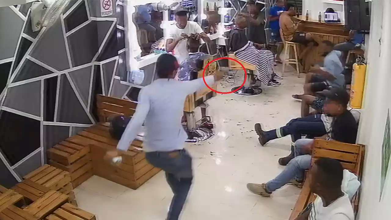 [VIDEO] Joven futbolista fue herido en un ataque sicarial en una barbería en Cartagena