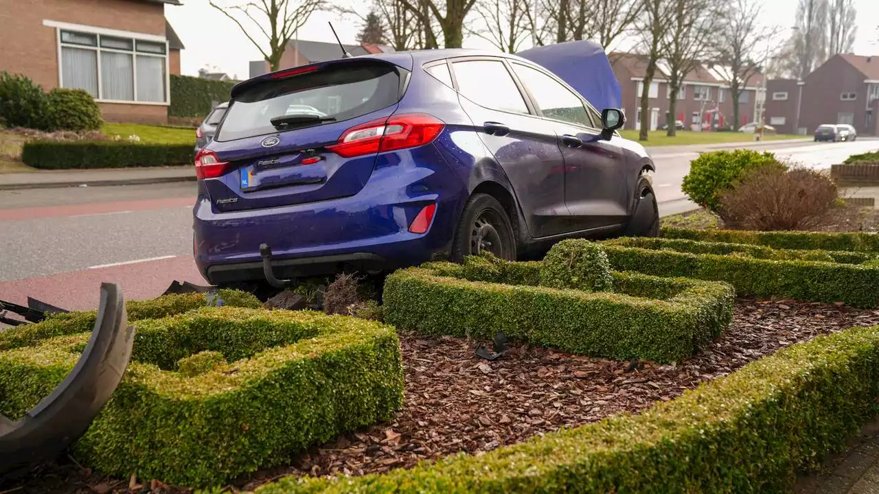 112-nieuws: auto belandt in voortuin • bushokje aan gort