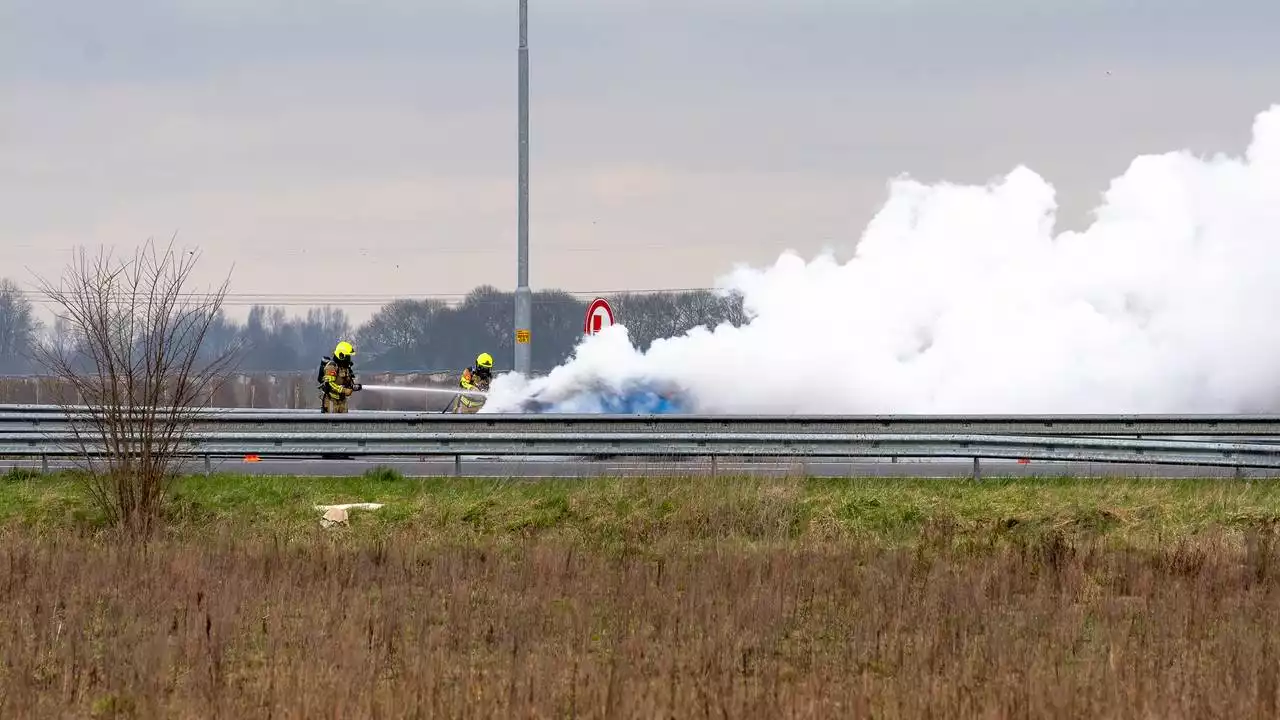 112-nieuws: net op tijd uit brandende wagen • auto belandt in voortuin