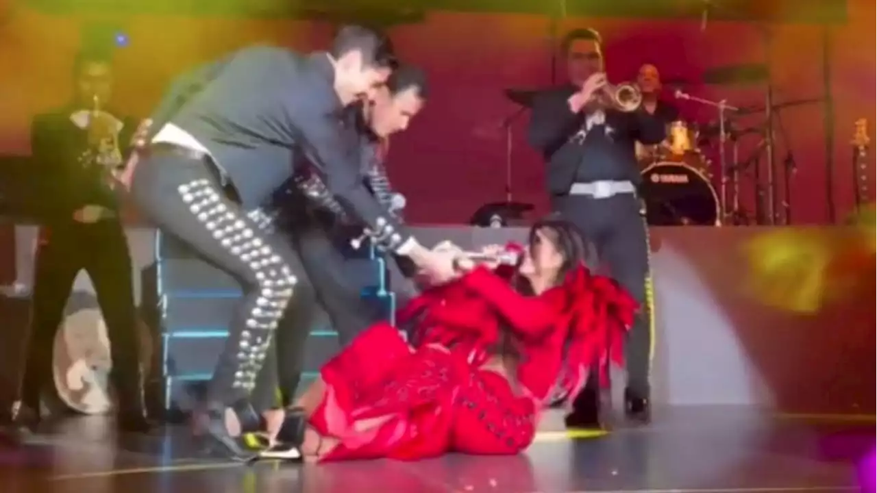 Ana Bárbara sufrió aparatosa caída en el escenario del Auditorio Nacional