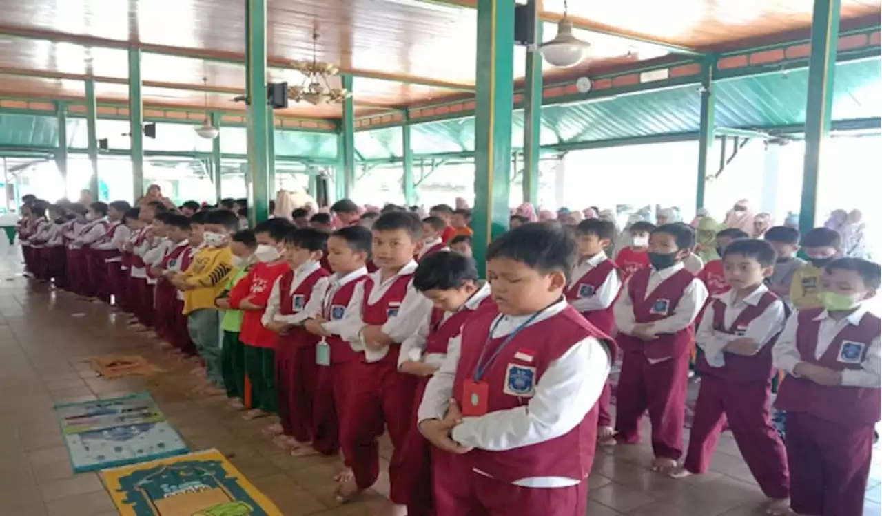 Menggemaskan! Begini Keseruan Anak-Anak SD Belajar Salat di Masjid Al Wustho