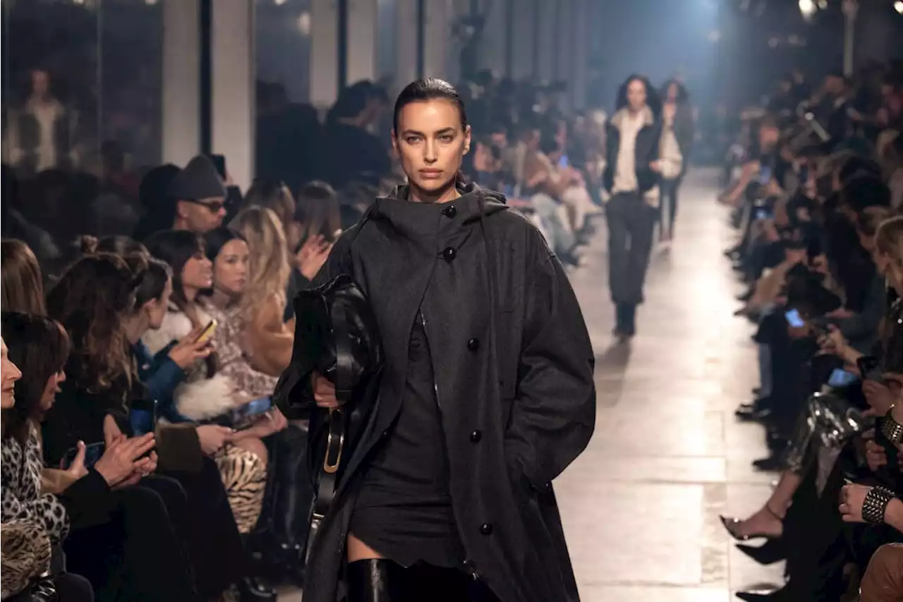 Model Irina Shayk trägt den Fashion-Trend für den Frühling „Jacket Layering“