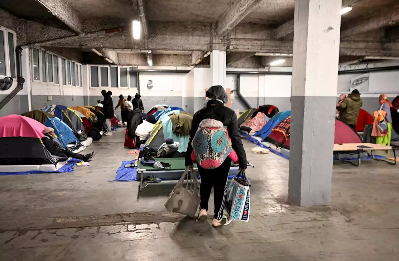 Migrants : « C’est mieux que d’être dehors », la survie au quotidien dans un parking parisien