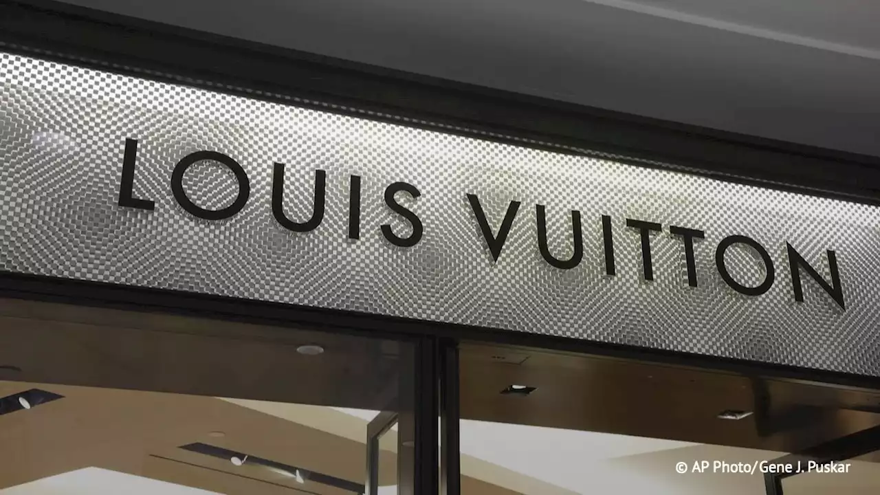 Подоляк осудил 'российскую' символику в рекламе Louis Vuitton с французским триколором