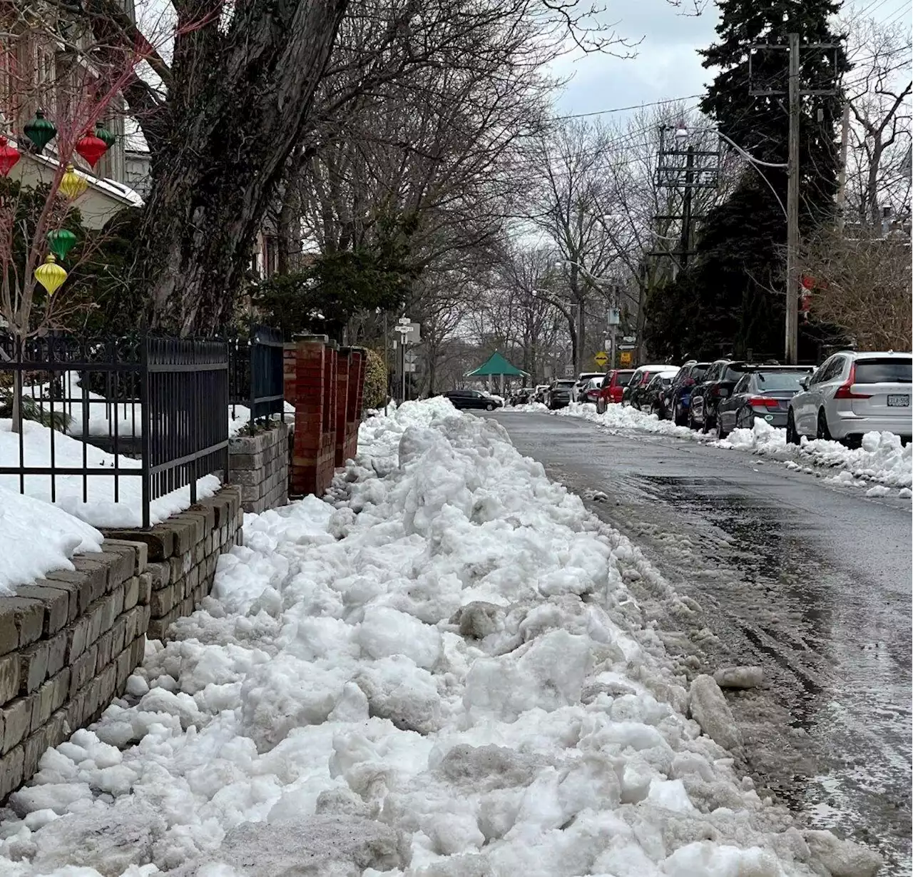 Days later, some Toronto sidewalks and walkways still not cleared after massive storm, say residents