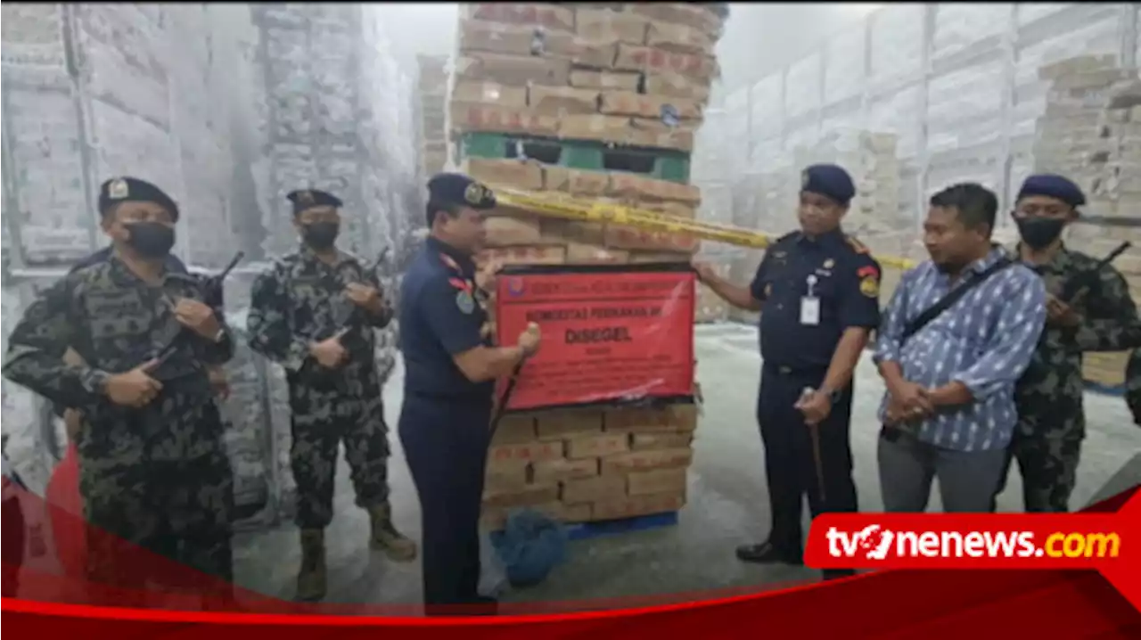 KKP Segel 100 Ton Ikan Salem Impor Asal China yang Disimpan Dalam Sebuah Gudang di Juwana Pati Jawa Tengah