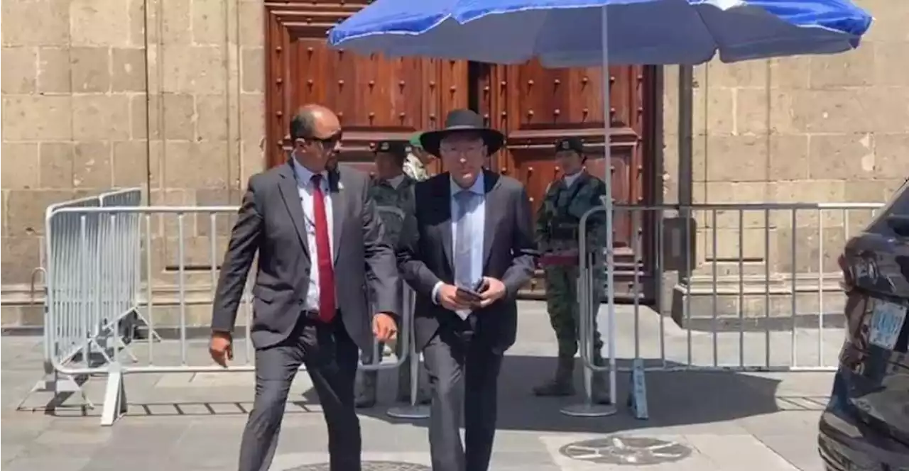 Se reúnen AMLO y el embajador Ken Salazar tras secuestro de estadounidenses