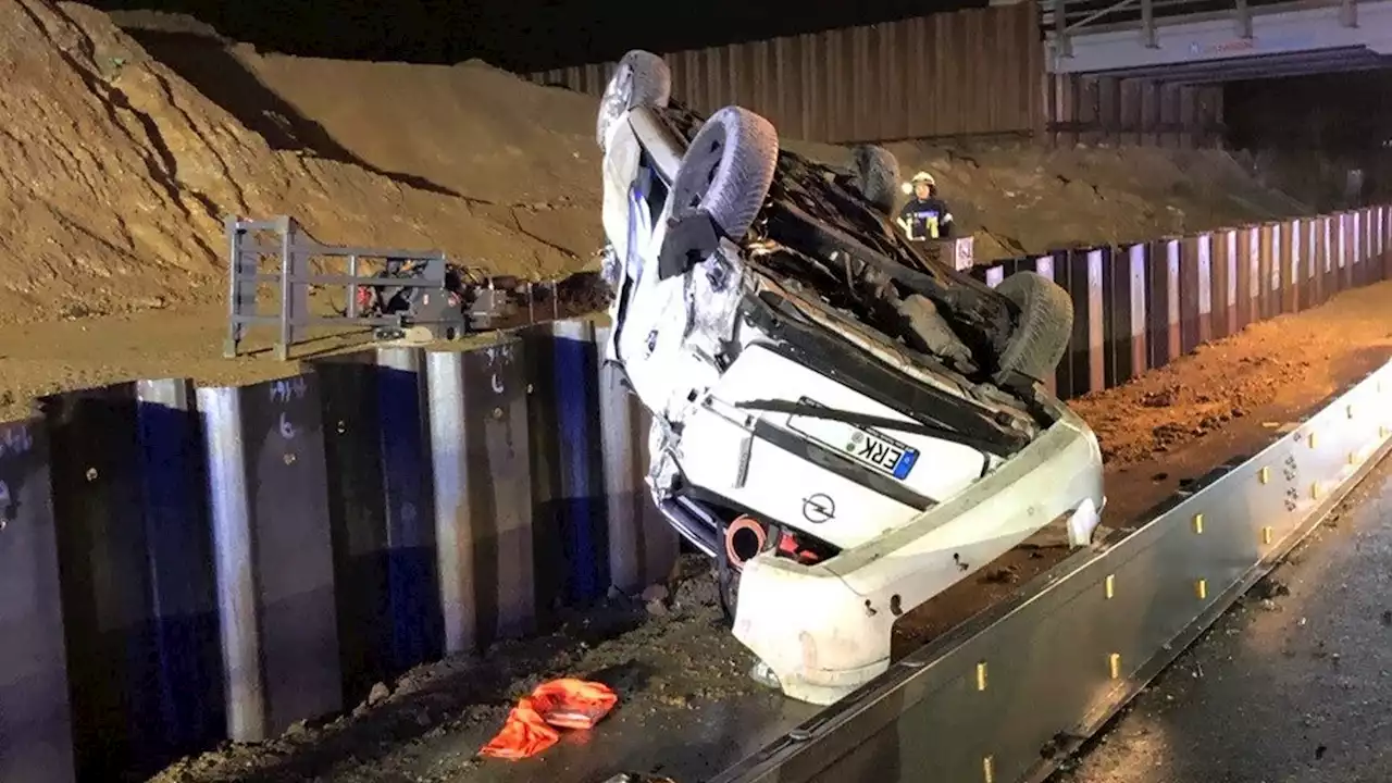 Unfall auf A44: Autofahrer stürzt in Tiefe