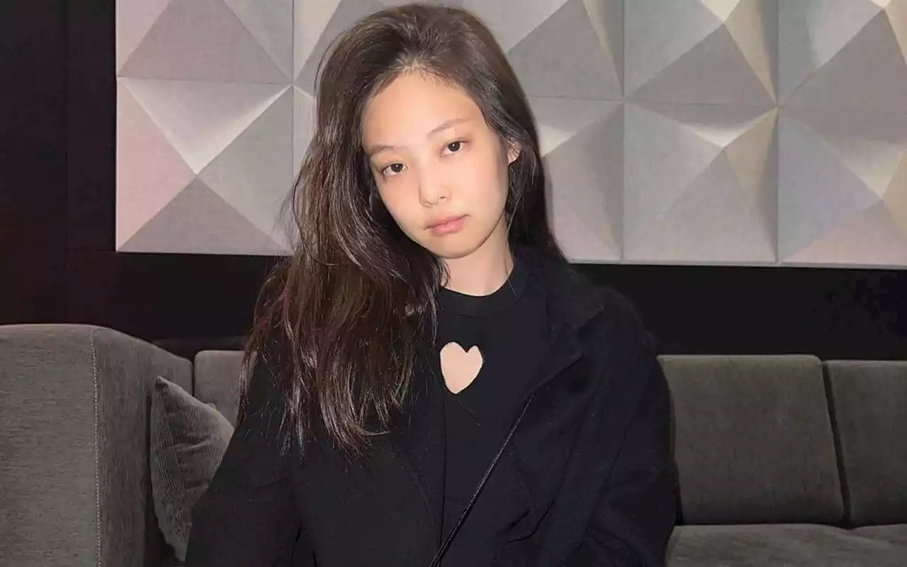 Jennie BLACKPINK Langsung Senyum Malu-malu Gegara Pertanyaan Reporter di Bandara