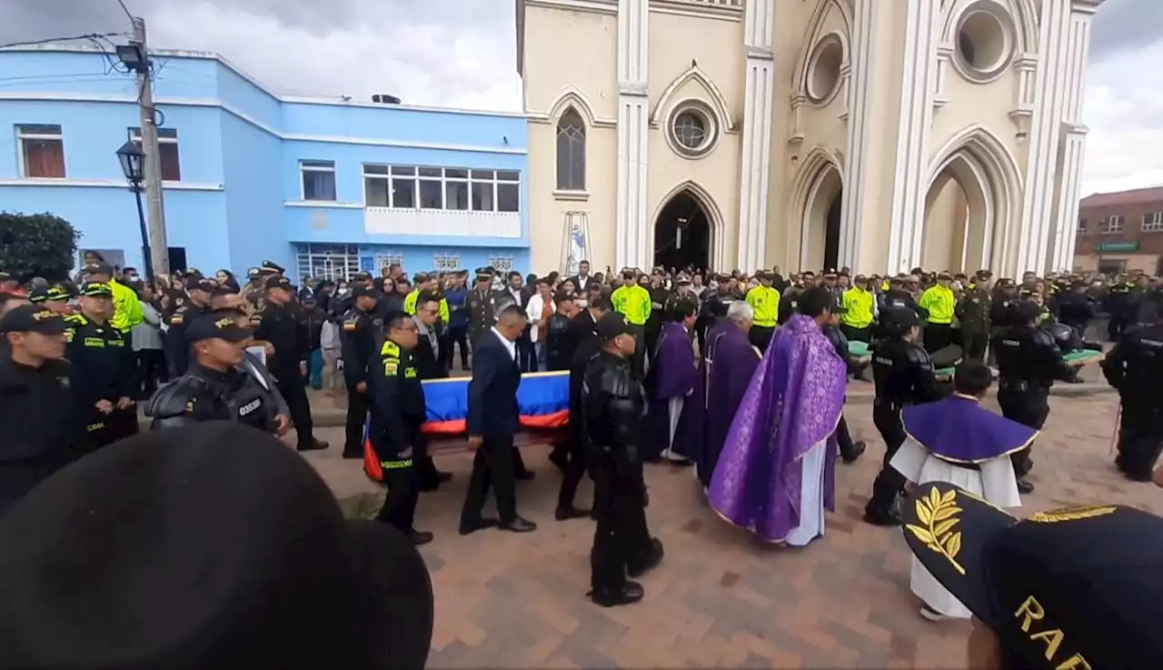 Con despedida masiva fue sepultado en Cómbita, policía asesinado en el Caguán