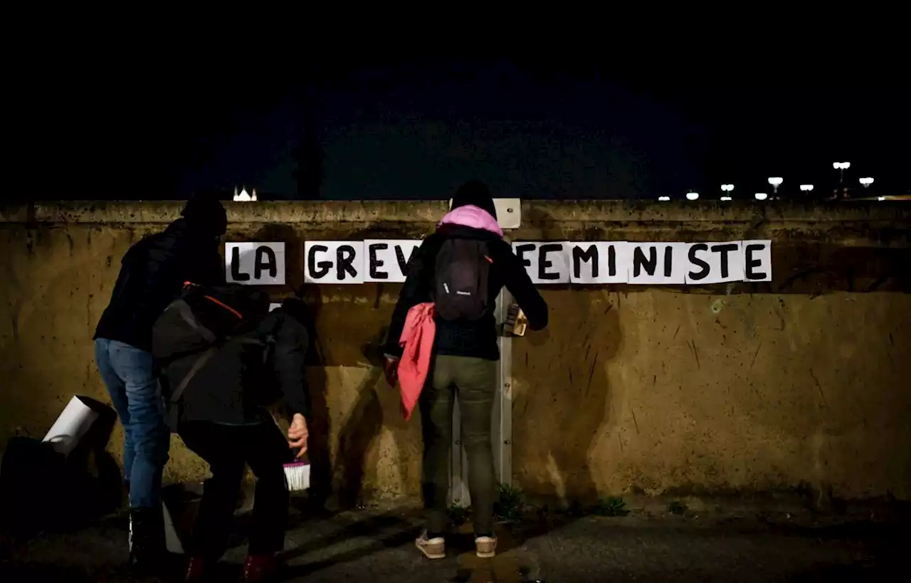 A Paris, la manif féministe nocturne appelle à la « grève »