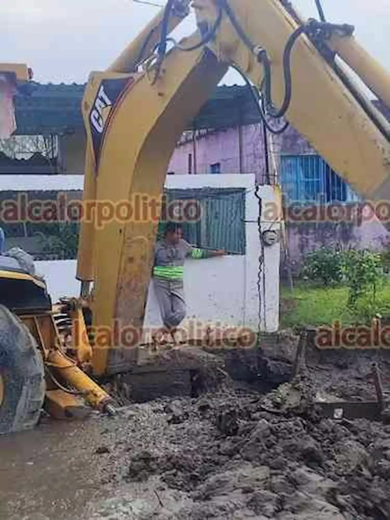 Colonos de Coatzacoalcos carecen de agua desde enero por fuga añeja