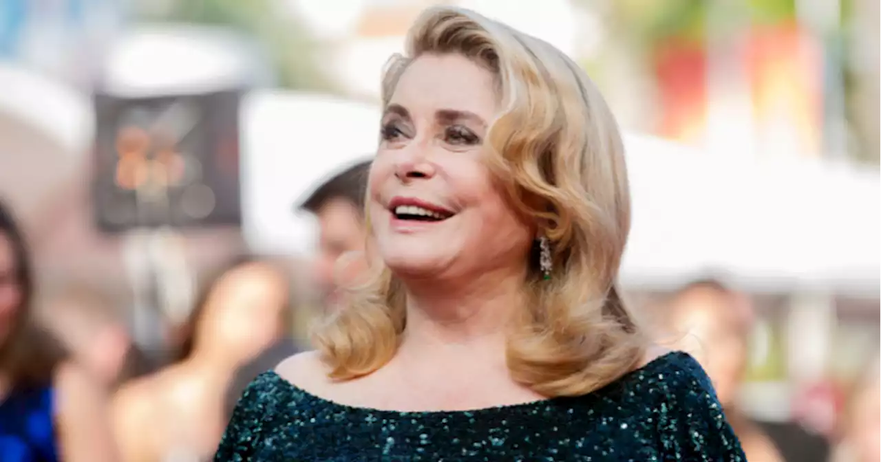 Catherine Deneuve, 79 ans, toujours au summum du chic lors du défilé Louis Vuitton