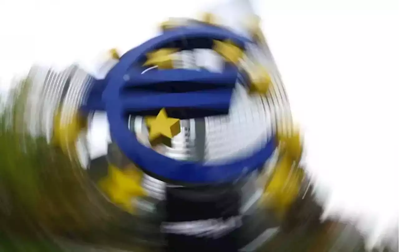 Zone euro: Les m\u00e9nages pr\u00e9voient moins d'inflation mais une hausse des salaires-BCE