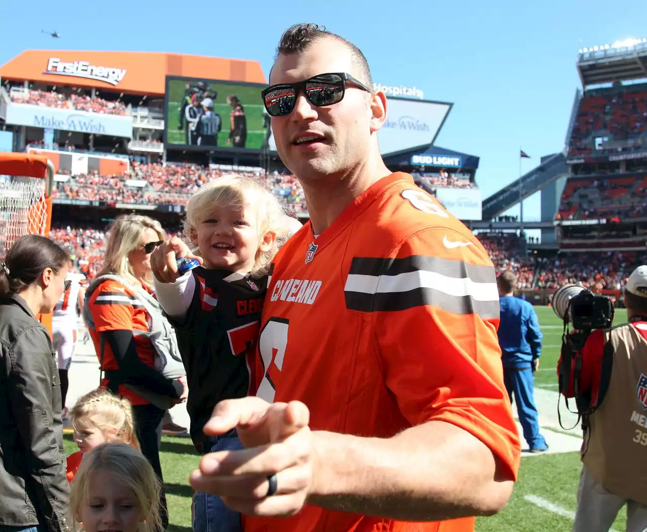 Joe Thomas’ family will present the Browns lineman at HOF enshrinement