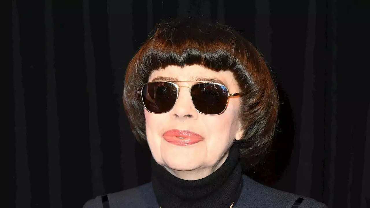 Mireille Mathieu : rare apparition publique, elle fait sensation avec ses deux soeurs très ressembla...