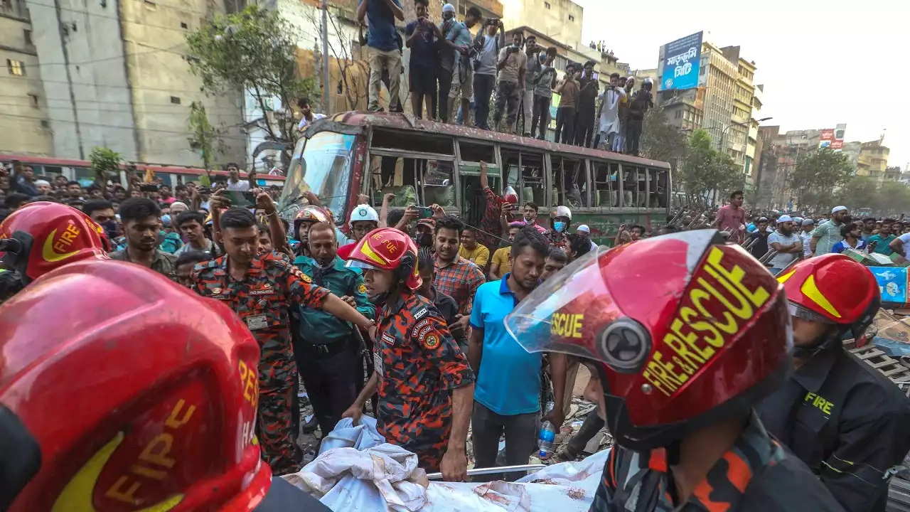 ارتفاع عدد ضحايا انفجار السوق المزدحمة في بنغلاديش إلى 15 قتيلاً