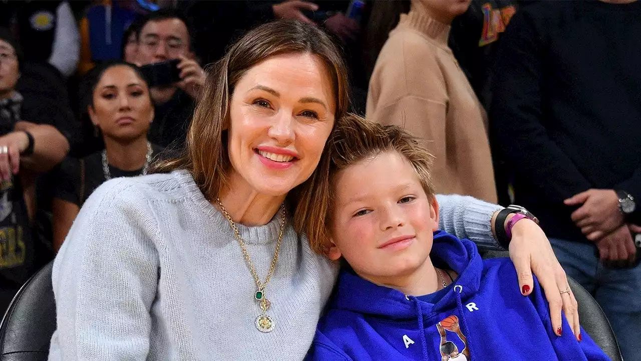 Jennifer Garner Takes Her and Ben Affleck's Son Samuel to Lakers Game