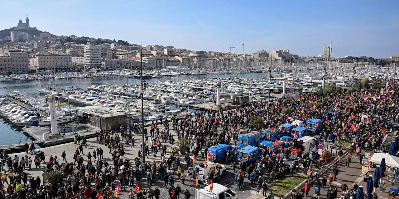 Réforme des retraites : à Marseille, les manifestants rassemblés en masse sur le Vieux-Port