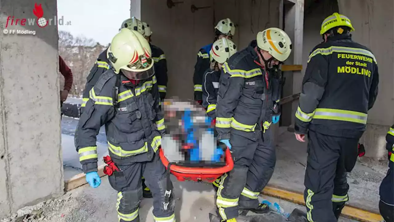 Nö: Menschenrettung aus Obergeschoss nach Arbeitsunfall in Mödling