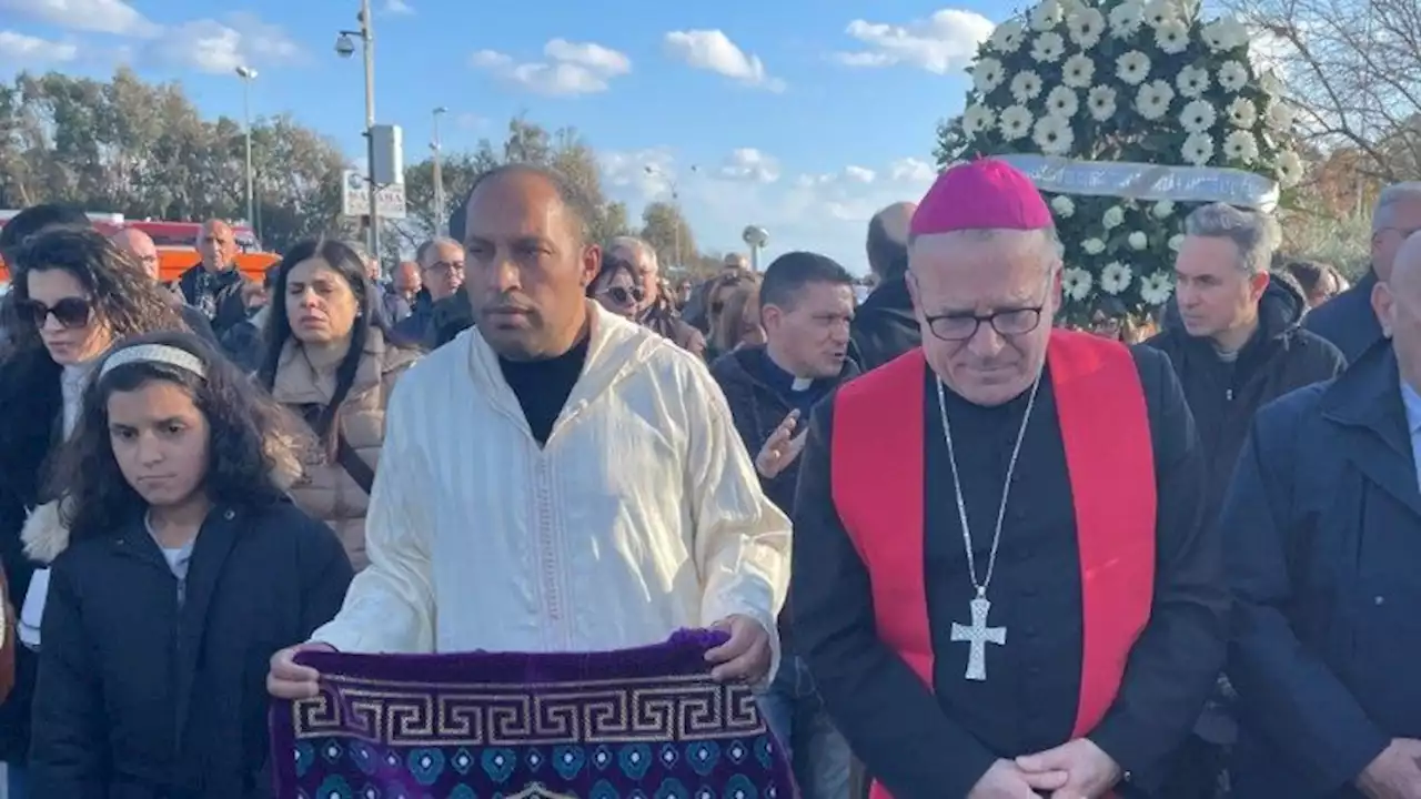 Stations of the Cross in Cutro: thousands gather to pray after migrant tragedy