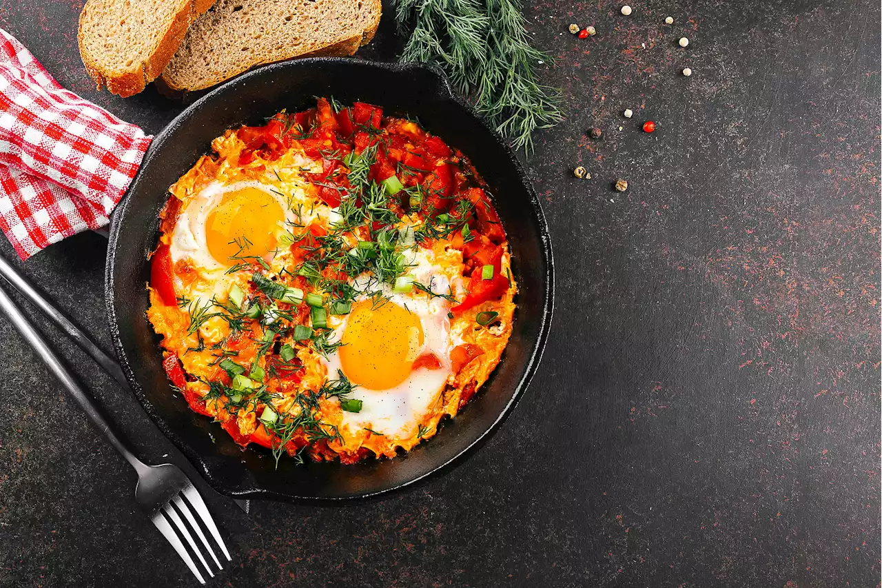 8 Foods You Should Never Try To Cook In A Cast Iron Skillet