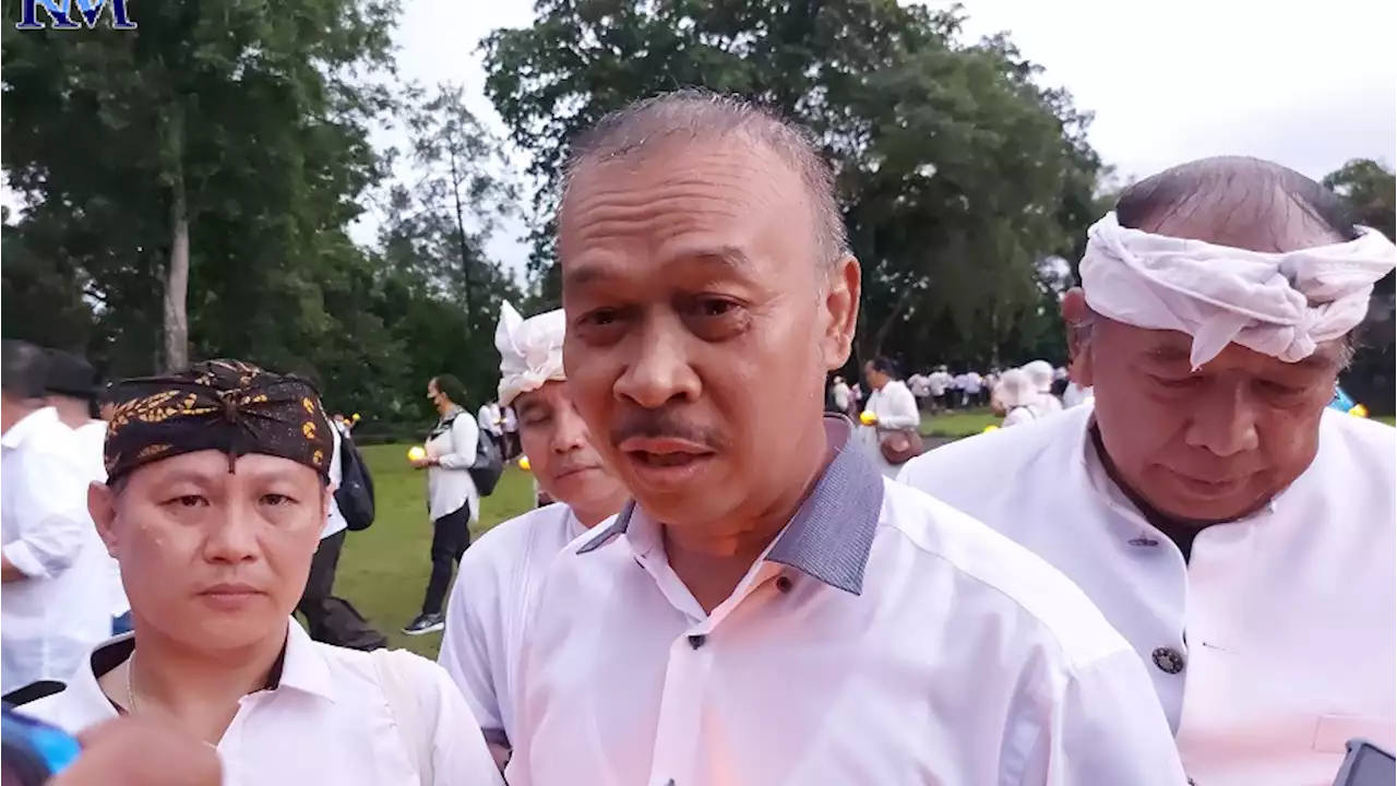 Naik ke Candi Borobudur Wajib Pakai Upanat