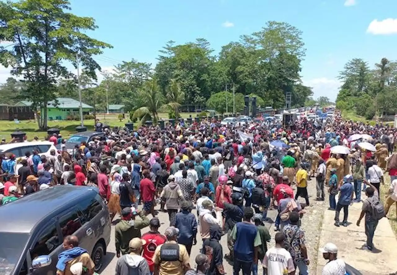 Warga Mimika Gelar Aksi Damai Tolak Kriminalisasi Johannes Rettob